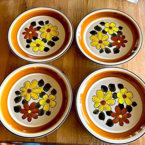 Four Vintage Daisy Vale Dinner Plates - Picture 1 of 11